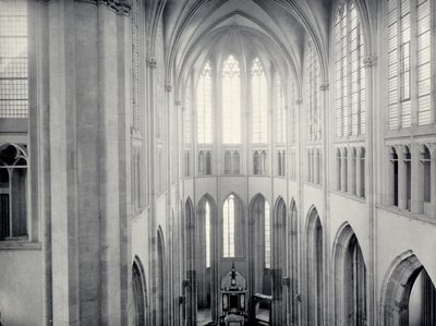 221744 Interieur van de Domkerk (Munsterkerkhof) te Utrecht: triforium in het koor, gezien vanaf de orgelgalerij, uit ...